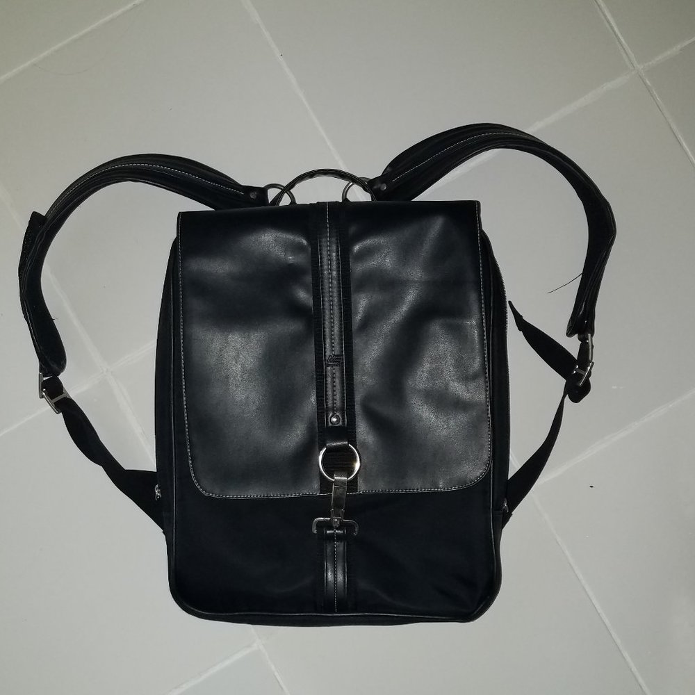 Mobile Edge Slimline Paris Backpack 16" PC Screen